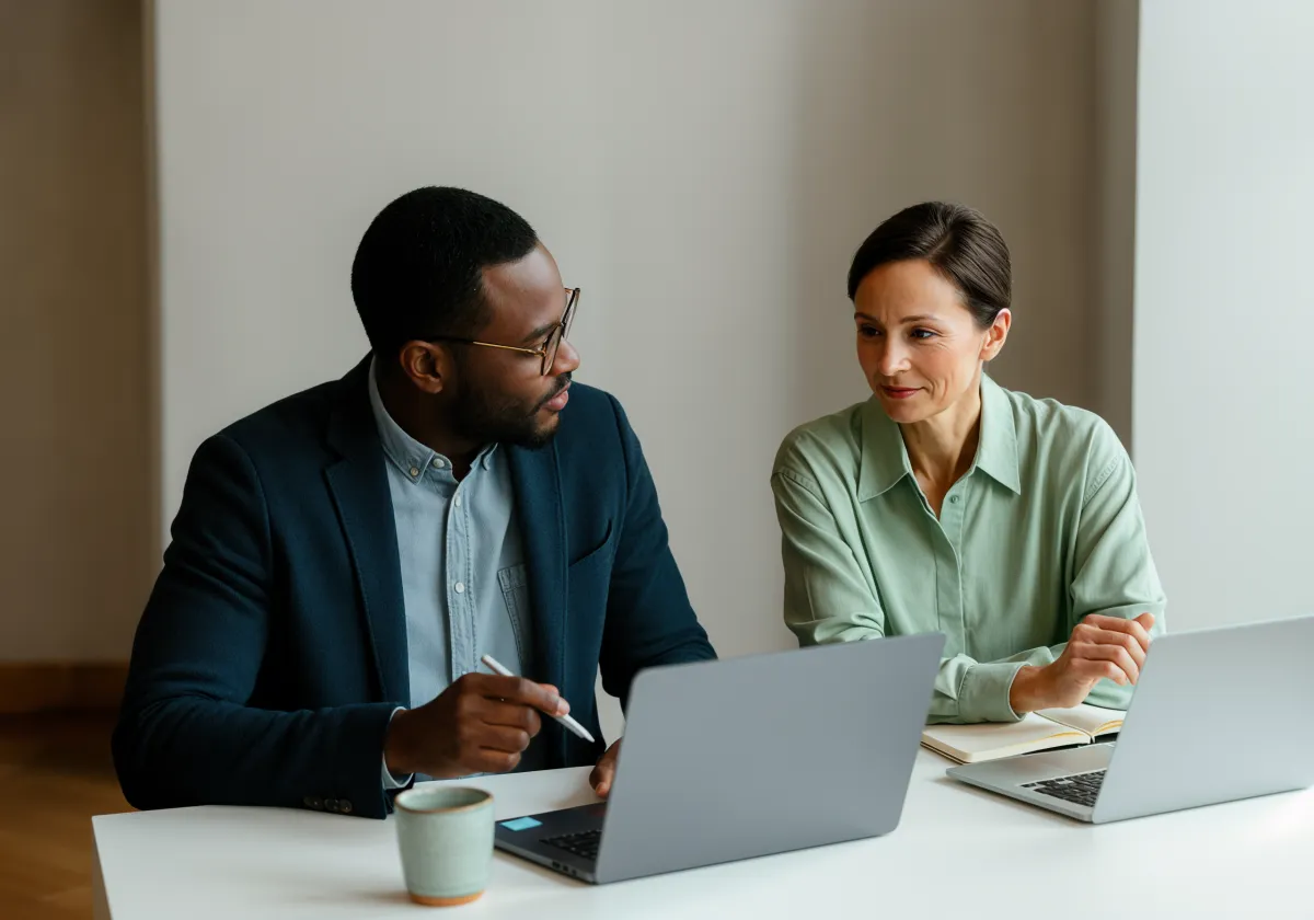 Consultor financeiro apresenta orçamento detalhado
